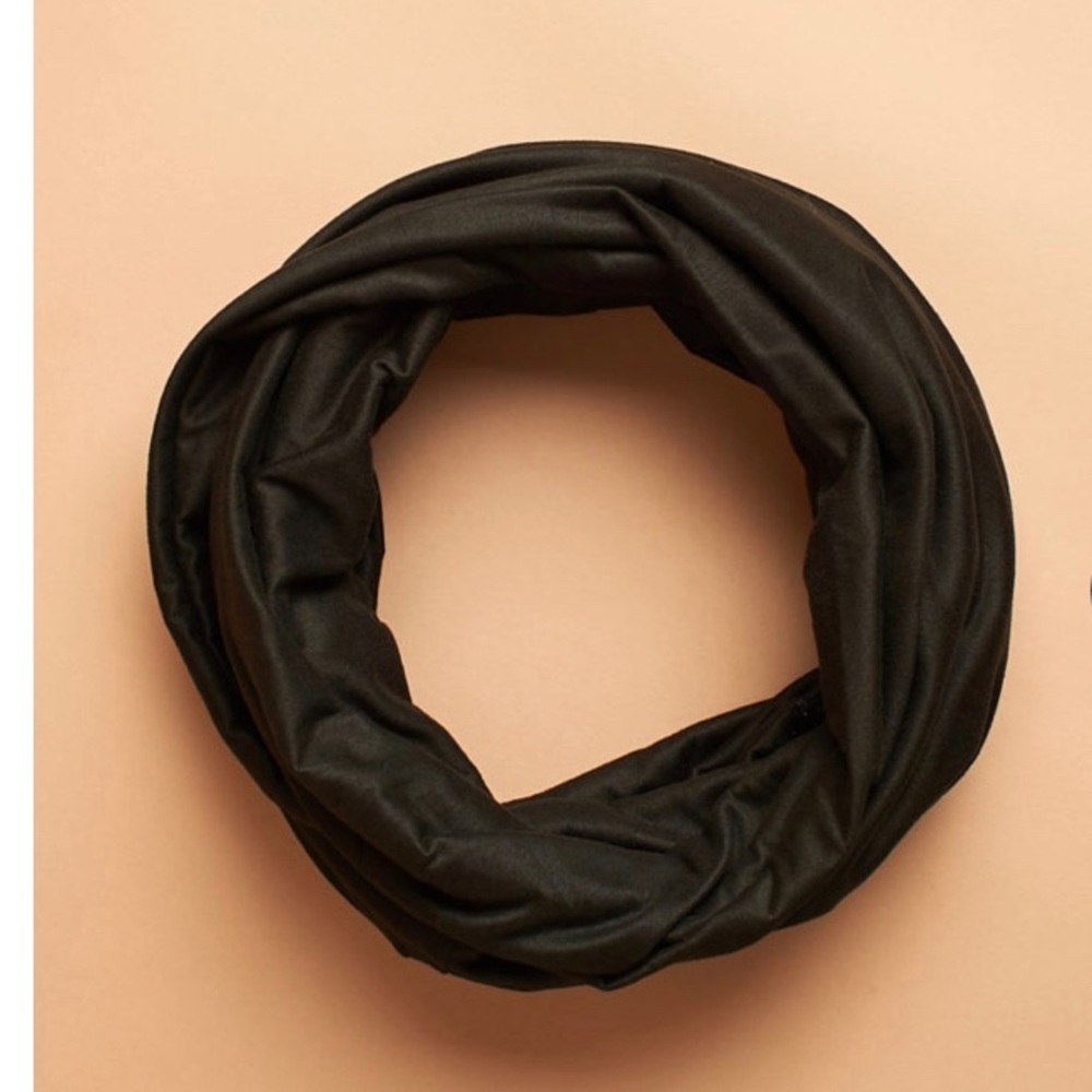 NWOT Beyond Yoga infinity scarf with hidden zipper pouch